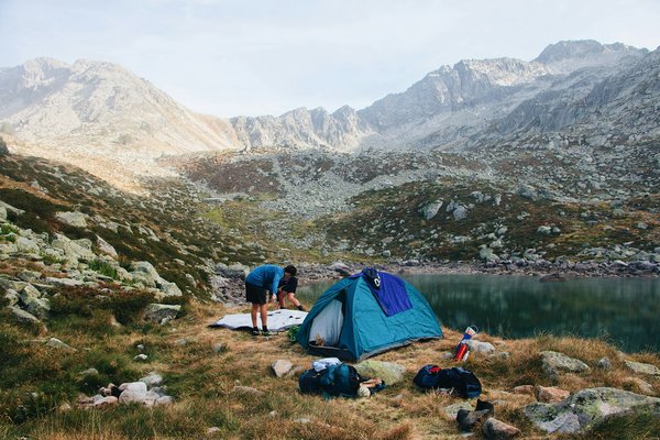 Quels sont les équipements nécessaires pour un camping en région de montagnes volcaniques?
